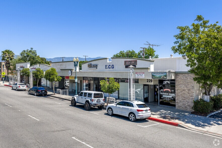219-231 S Riverside Ave, Rialto, CA à vendre - Photo de l’immeuble – Image 1 sur 27