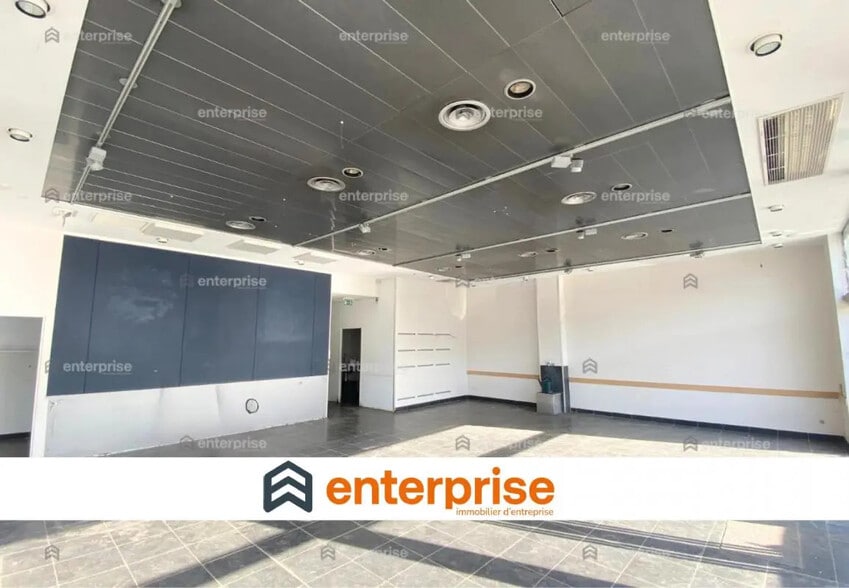 Local commercial dans Compiègne à louer - Photo de l’immeuble – Image 1 sur 4