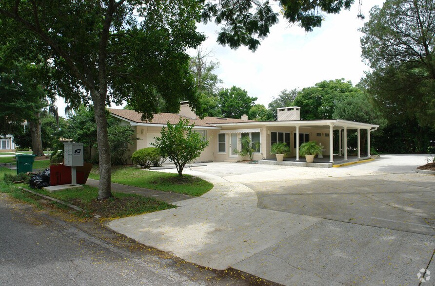 1025 W New York Ave, Deland, FL à louer - Photo de l’immeuble – Image 3 sur 36