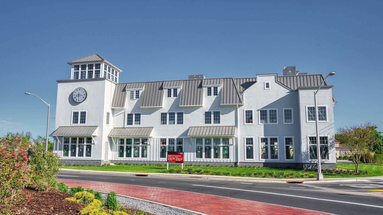 20 Riverleigh Ave, Riverhead, NY à louer Photo principale– Image 1 sur 12