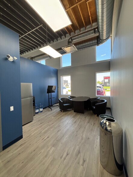 1301-1313 Hastings Cres SE, Calgary, AB à louer - Photo de l’immeuble – Image 3 sur 8