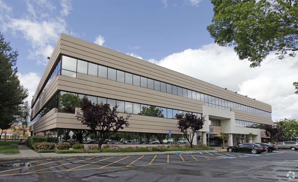 7600 Dublin Blvd, Dublin, CA à louer - Photo de l’immeuble – Image 3 sur 7