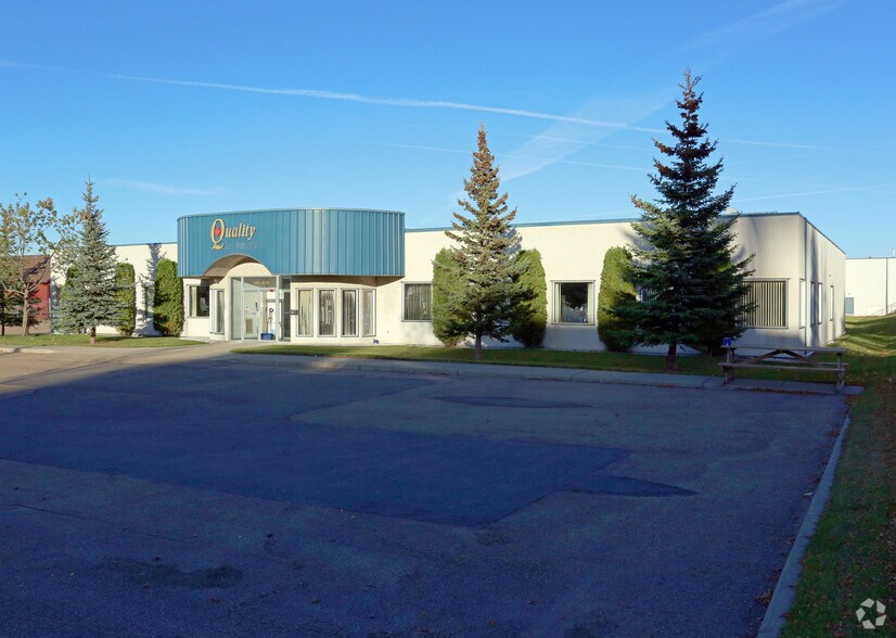 9285 49 St NW, Edmonton, AB à vendre - Photo de l’immeuble – Image 3 sur 17