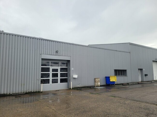Plus de détails pour Local d'activités à louer