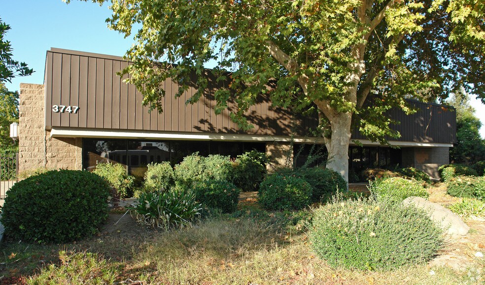 3747 E Shields Ave, Fresno, CA à louer - Photo principale – Image 1 sur 16