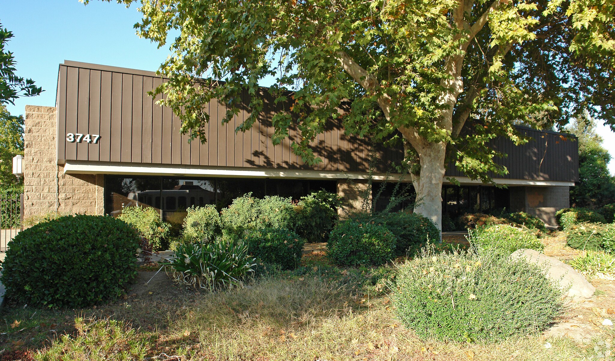 3747 E Shields Ave, Fresno, CA à louer Photo principale– Image 1 sur 17