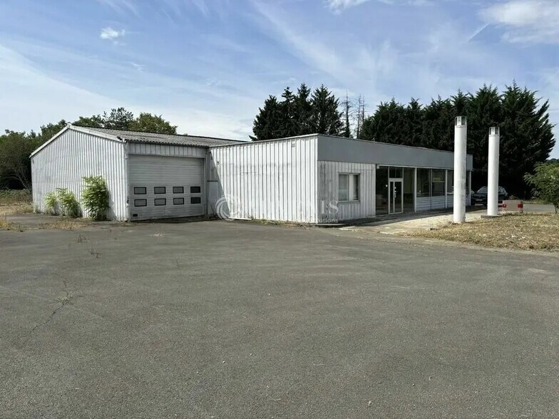 Local commercial dans YVRE-L'EVEQUE à louer - Photo de l’immeuble – Image 1 sur 4