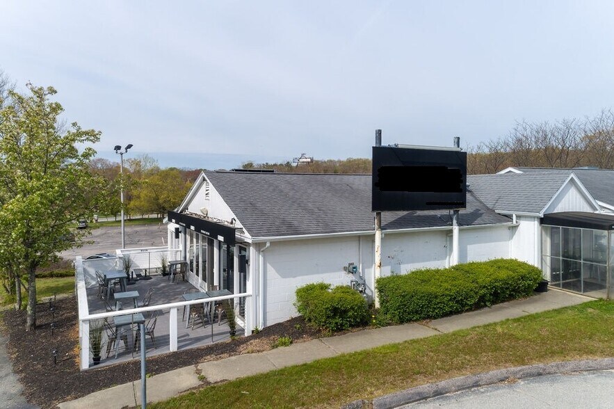 33 Kings Hwy, Groton, CT à vendre - Photo de l’immeuble – Image 1 sur 10
