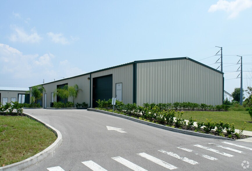 403 Integrated Ct, DeBary, FL à louer - Photo de l’immeuble – Image 3 sur 11