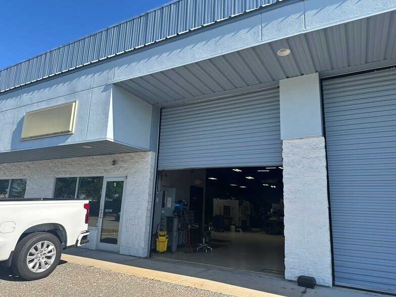 12141 62nd St, Largo, FL à louer - Photo de l’immeuble – Image 2 sur 13