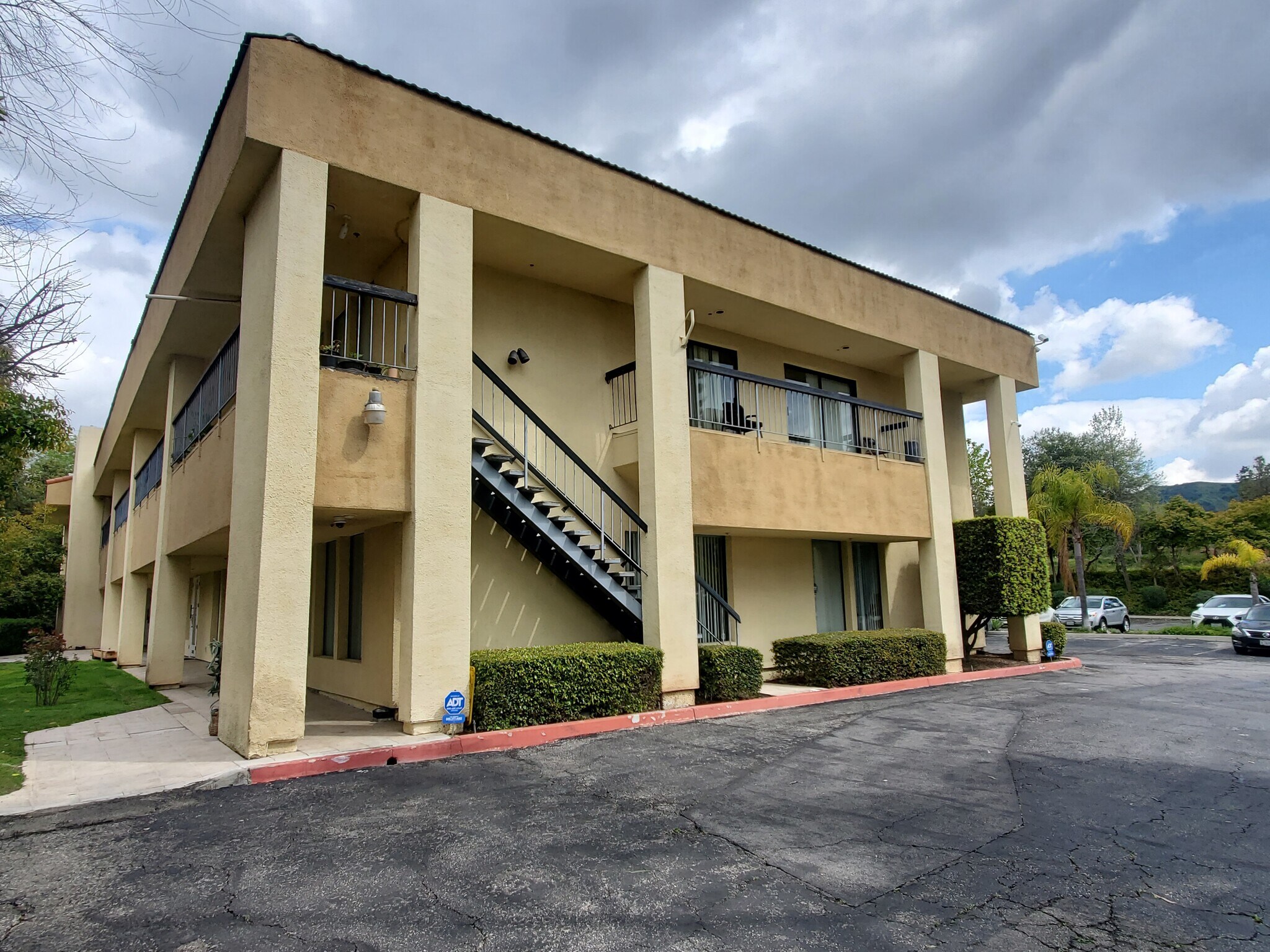 1074 Park View Dr, Covina, CA à louer Photo de l’immeuble– Image 1 sur 8