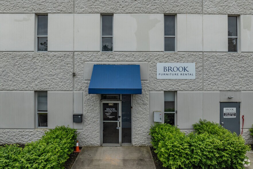 17 Edgeboro Rd, East Brunswick, NJ à louer - Photo de l’immeuble – Image 2 sur 5