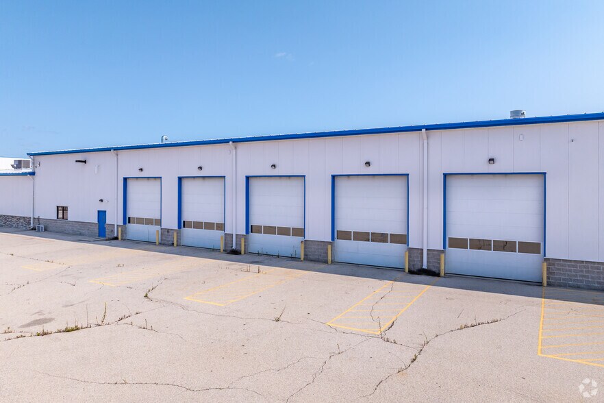 800 E Green Bay Ave, Saukville, WI à louer - Photo de l’immeuble – Image 3 sur 5