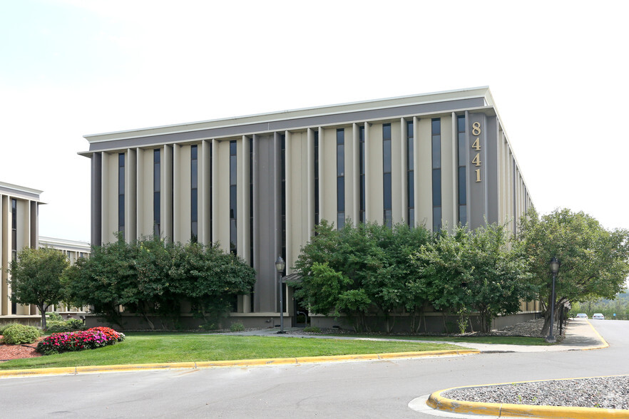 8441 Wayzata Blvd, Golden Valley, MN à louer - Photo principale – Image 1 sur 7