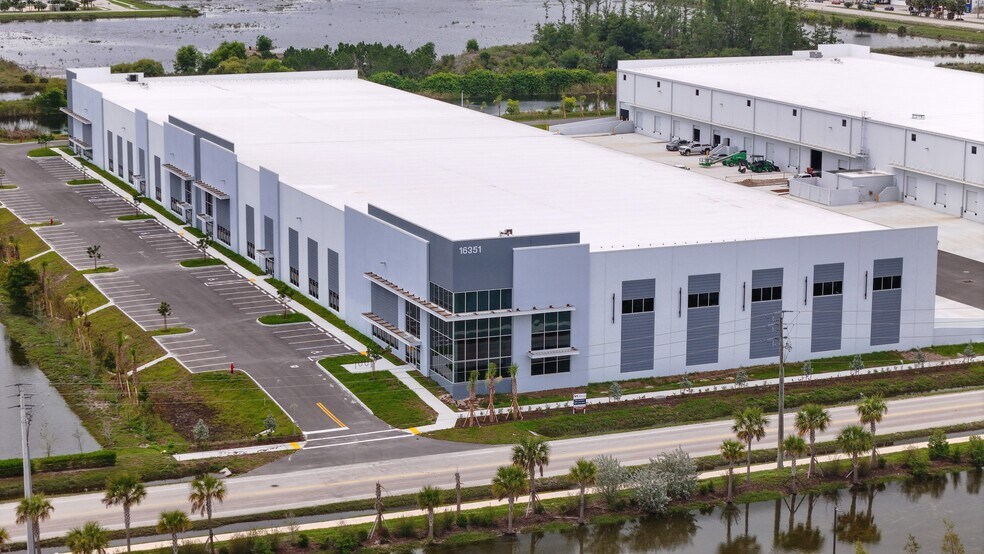 16351 Lee, Fort Myers, FL à louer - Photo de l’immeuble – Image 3 sur 16