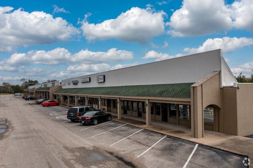 1100-1116 E Mulberry St, Angleton, TX à louer - Photo de l’immeuble – Image 3 sur 6