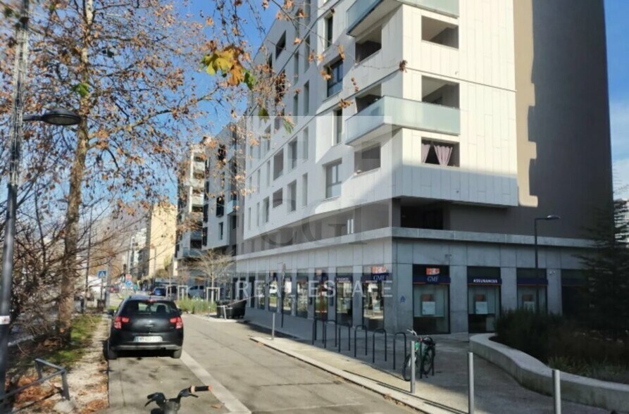 Local commercial dans Grenoble à louer - Photo de l’immeuble – Image 3 sur 17