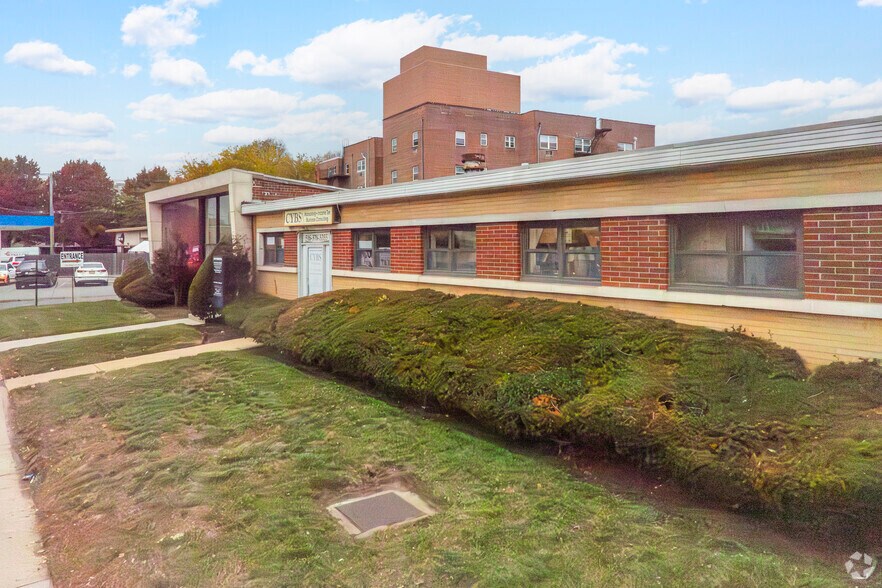 294 W Merrick Rd, Freeport, NY à louer - Photo de l’immeuble – Image 2 sur 5