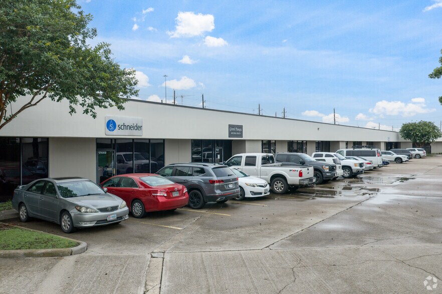 17449-17497 Village Green Dr, Houston, TX à louer - Photo de l’immeuble – Image 1 sur 23