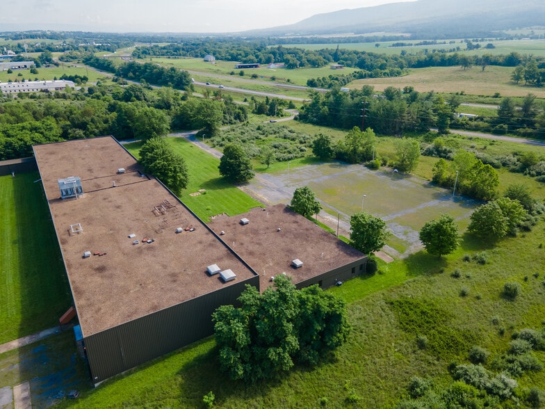377 Industrial Park Rd, Mount Jackson, VA à louer - Photo de l’immeuble – Image 2 sur 15