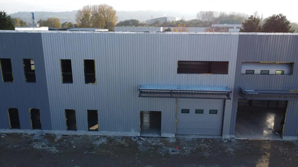 Local d’activités dans Bourgoin-Jallieu à louer - Photo de l’immeuble – Image 2 sur 5