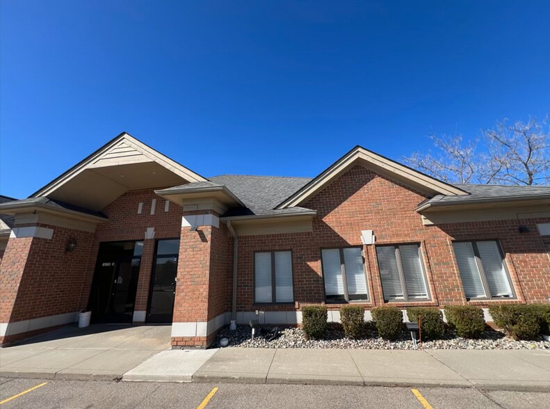 42450 Hayes Rd, Clinton Township, MI à vendre - Photo de l’immeuble – Image 3 sur 21