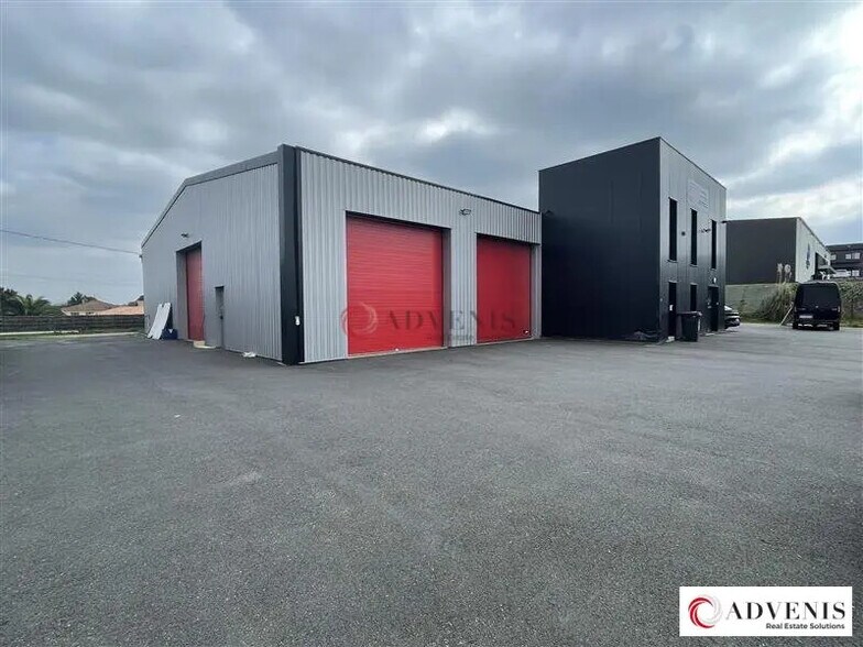 Local d'activités dans Saint-Loubès à vendre - Photo de l’immeuble – Image 3 sur 11
