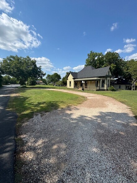 612 S Rogers St, Waxahachie, TX à louer - Photo de l’immeuble – Image 2 sur 21