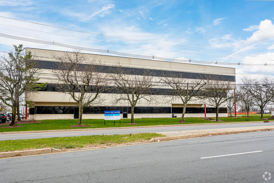 3000 Hadley Rd, South Plainfield, NJ à louer - Photo de l’immeuble – Image 1 sur 2