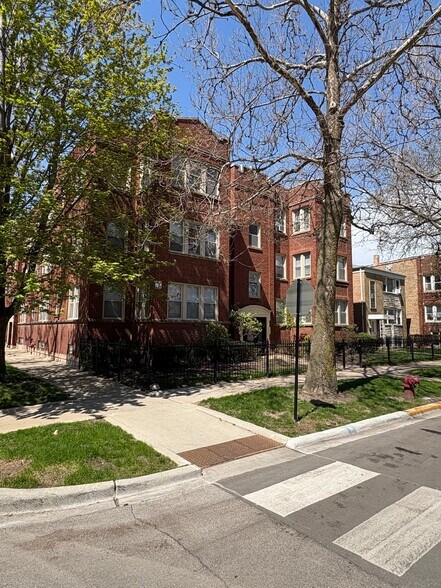 2432-2434 W Fargo Ave, Chicago, IL à vendre - Photo de l’immeuble – Image 2 sur 17