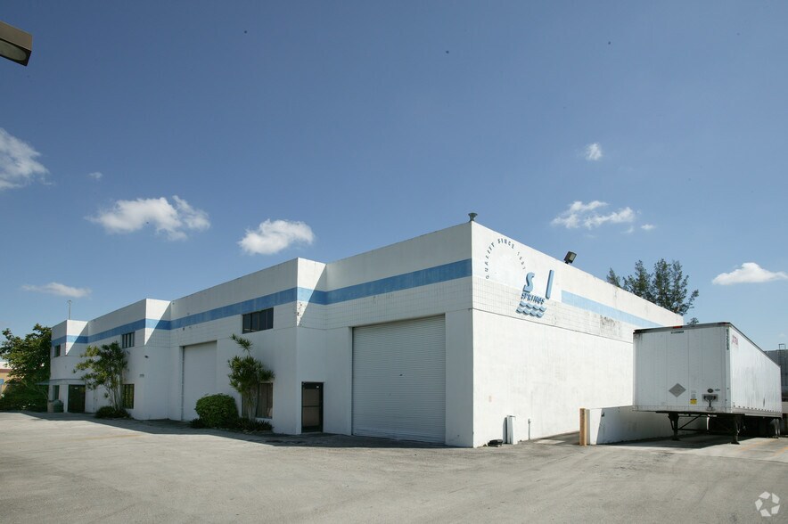 2779 NW 112th Ave, Doral, FL à louer - Photo de l’immeuble – Image 2 sur 3