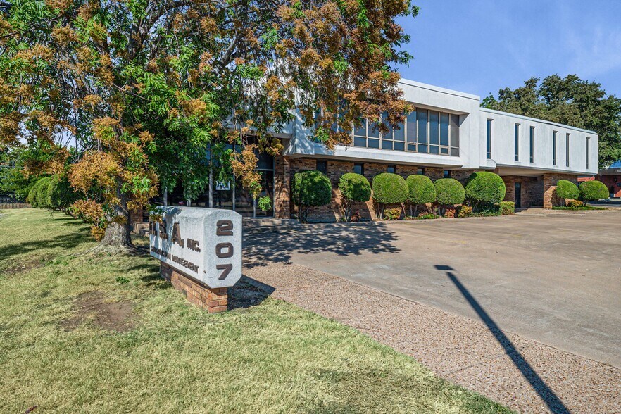 207 N Ridgeway Dr, Cleburne, TX à vendre - Photo de l’immeuble – Image 3 sur 20