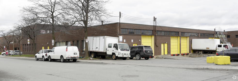 1550-1590 Rue Chabanel O, Montréal, QC à louer - Photo de l’immeuble – Image 2 sur 5