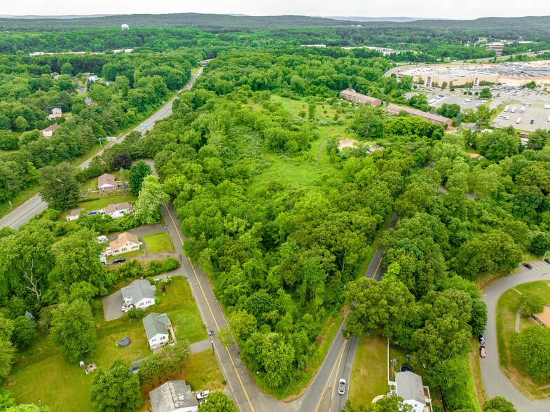 89 Whitney Ave, West Springfield, MA à vendre - Aérien – Image 1 sur 10