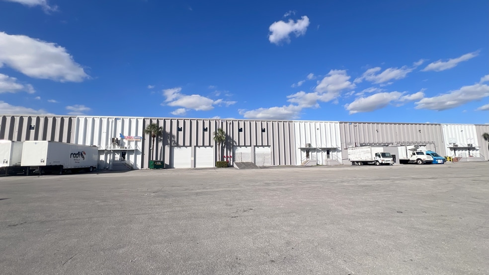 9304-9384 NW 102nd St, Miami, FL à louer - Photo de l’immeuble – Image 3 sur 7