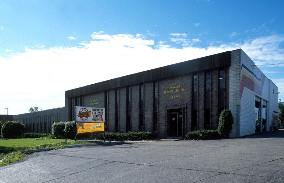 36887-36913 Schoolcraft Rd, Livonia, MI à louer - Photo de l’immeuble – Image 2 sur 9