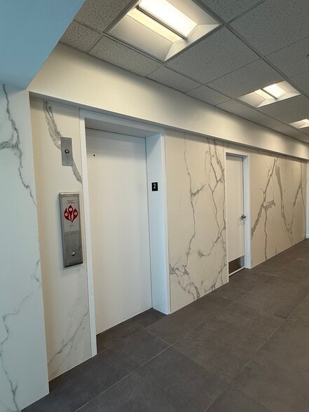 1055-1083 Old Country Rd, Westbury, NY à louer - Hall d’entrée – Image 3 sur 6