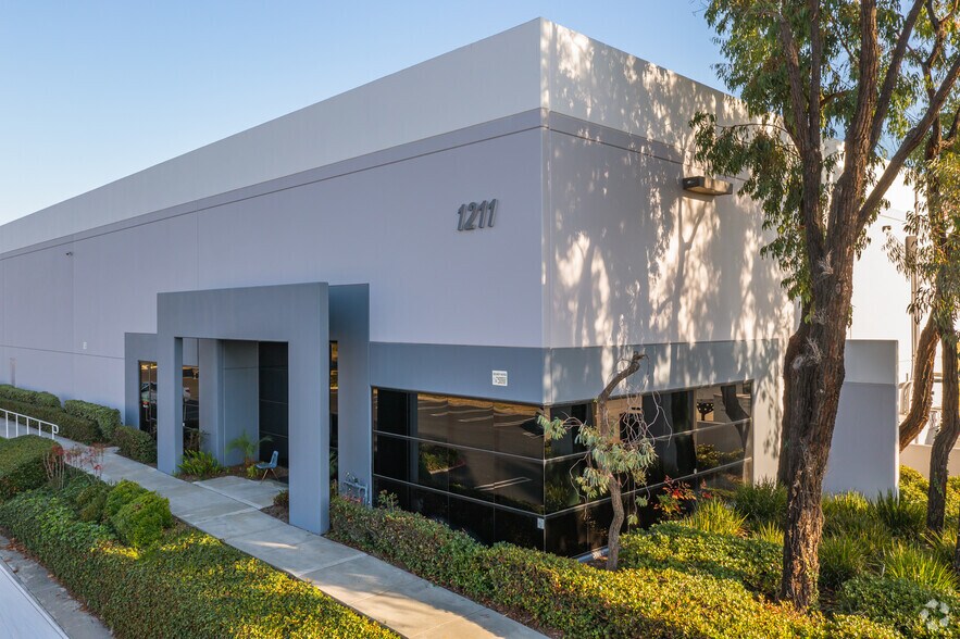 1201 Park Center Dr, Vista, CA à louer - Photo de l’immeuble – Image 3 sur 9