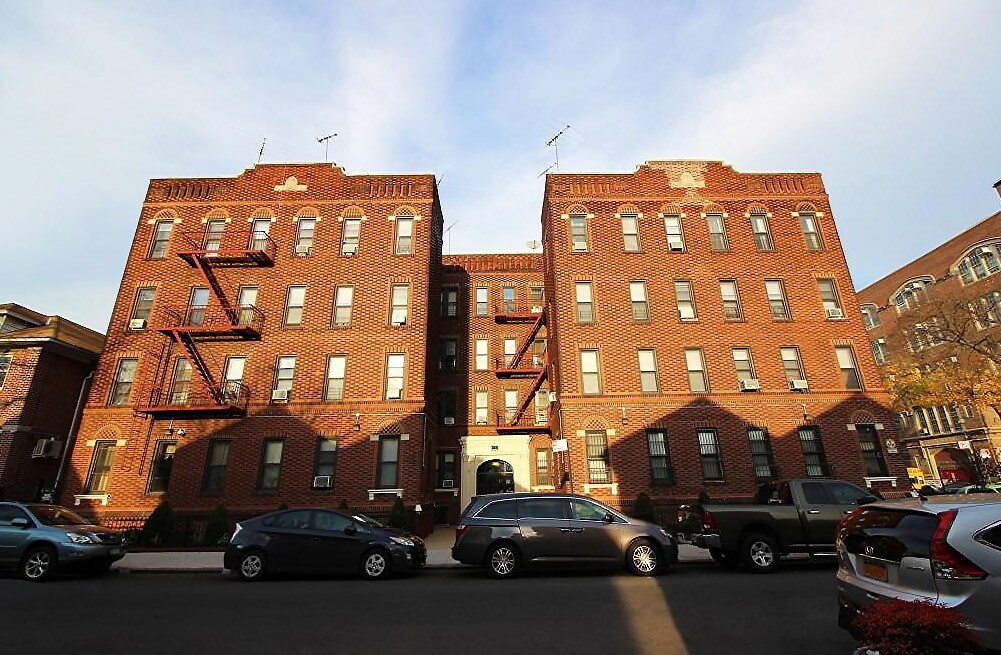 1865 77th St, Brooklyn, NY à louer Photo principale– Image 1 sur 6