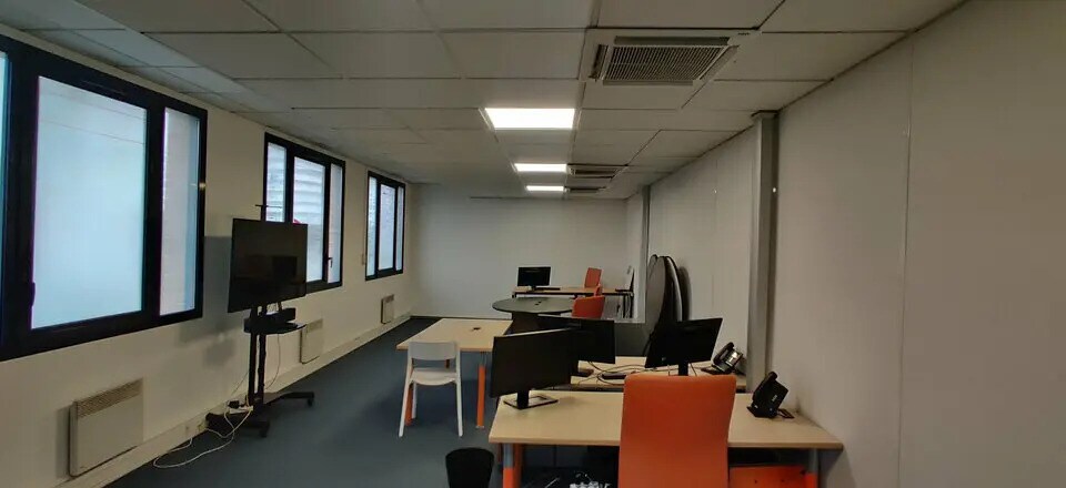Bureau dans Évry à vendre - Photo de l’immeuble – Image 2 sur 6