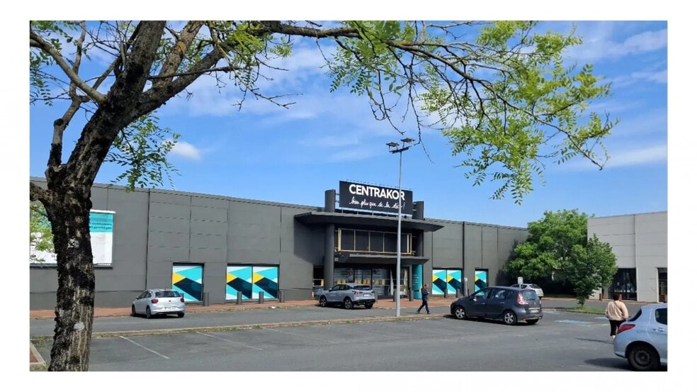 Local commercial dans  à louer - Photo de l’immeuble – Image 1 sur 8