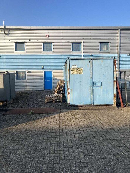 Unit 2 Douglas Dr, Godalming à vendre - Photo de l’immeuble – Image 2 sur 2