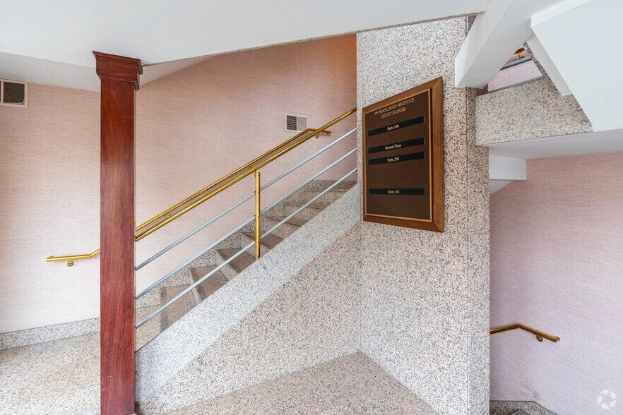 99 Wayland Ave, Providence, RI à louer - Hall d’entrée – Image 3 sur 8