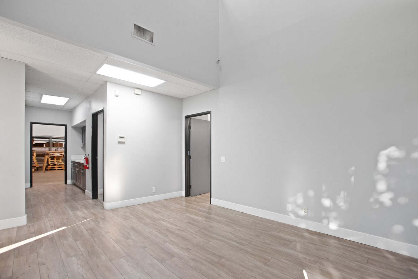 1351 S Lewis St, Anaheim, CA 92805 - Lot 1351 - - Photo intérieure - Image 2 of 16