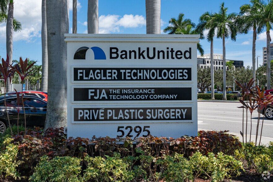 5295 Town Center Rd, Boca Raton, FL à louer - Photo de l’immeuble – Image 2 sur 6