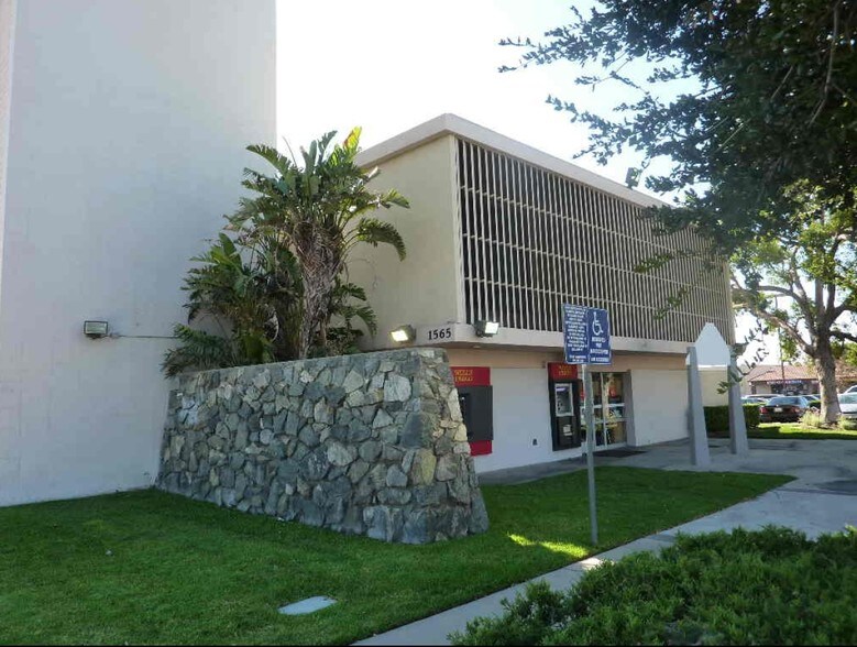 1565 E Highland Ave, San Bernardino, CA à louer - Photo de l’immeuble – Image 3 sur 6