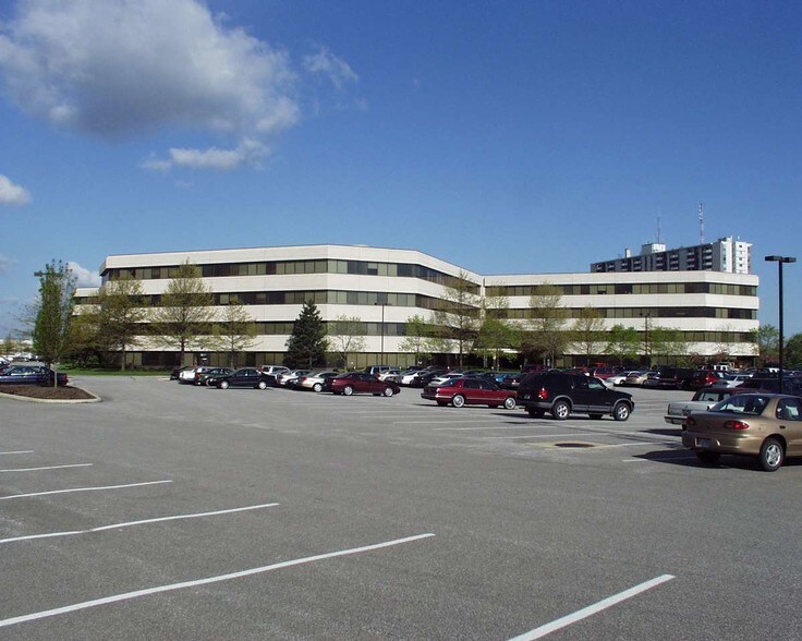 25050 Country Club Blvd, North Olmsted, OH à vendre - Photo de l’immeuble – Image 3 sur 5