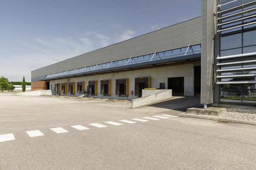 Industriel/Logistique dans Miribel à louer - Photo de l’immeuble – Image 3 sur 7