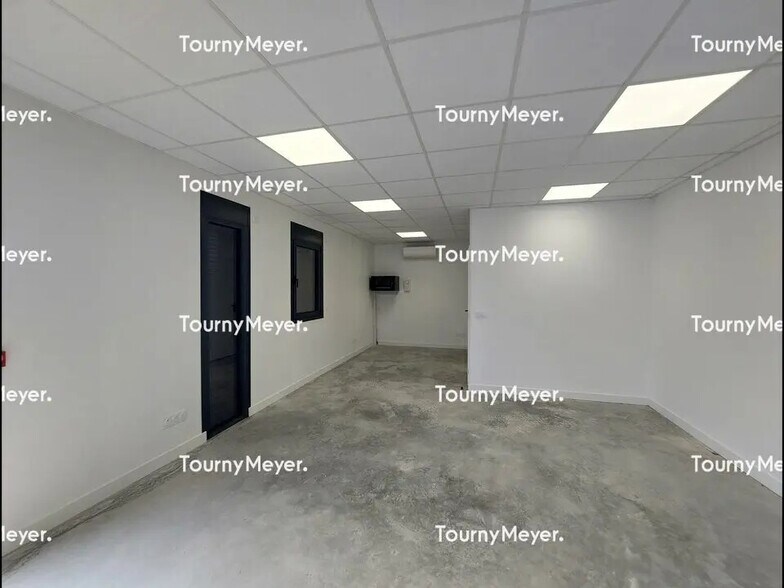 Local d’activités dans Sainte-Foy-d'Aigrefeuille à louer - Photo de l’immeuble – Image 3 sur 7