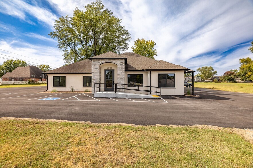 4200 S Aspen Ave, Broken Arrow, OK à vendre - Photo principale – Image 1 sur 6